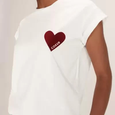 T-shirt branca com coração vermelho e texto COEUR