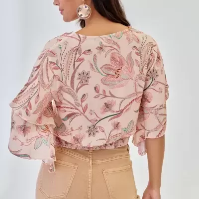Blusa feminina rosa com padrão floral e mangas largas