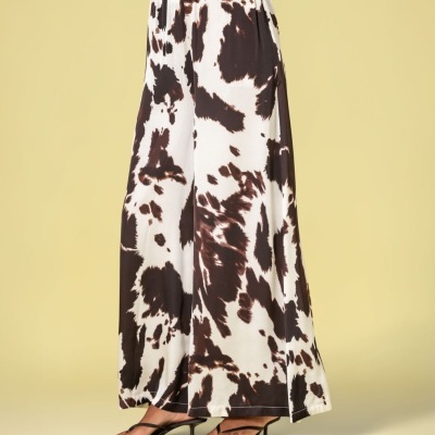 Calças largas com padrão de manchas castanhas e brancas tipo vaca