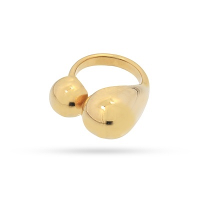 Anel dourado com duas formas arredondadas maiores sobre fundo branco