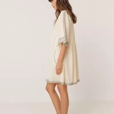 Vestido creme bordado preto uso feminino