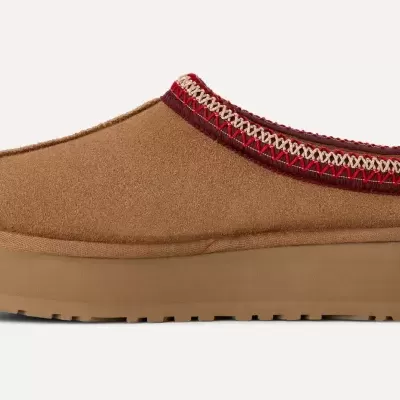 Sapatilha tipo mocassim castanha com sola grossa e detalhe bordado vermelho e branco