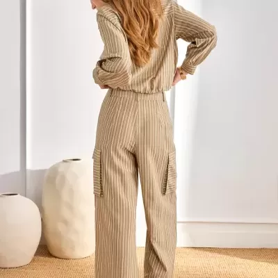Conjunto feminino riscado bege com calças largas e camisa de mangas compridas