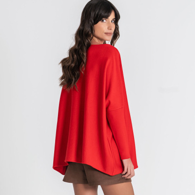 Mulher de costas com camisola vermelha de manga comprida e saia castanha