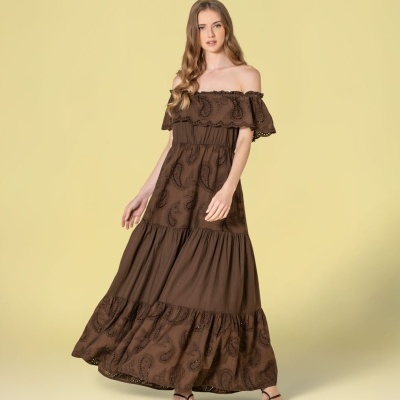 Vestido longo castanho bordado com folhos ombro a ombro e sandálias pretas