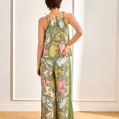 Conjunto de pijama leve e colorido com padrão paisley, composto por blusa de alças e calças largas, em fundo claro com bordas verdes