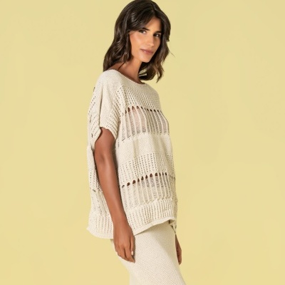 Conjunto de top e saia de malha bege com padrões em tricô