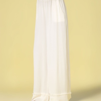 Calças largas creme com cinto castanho e bolsos