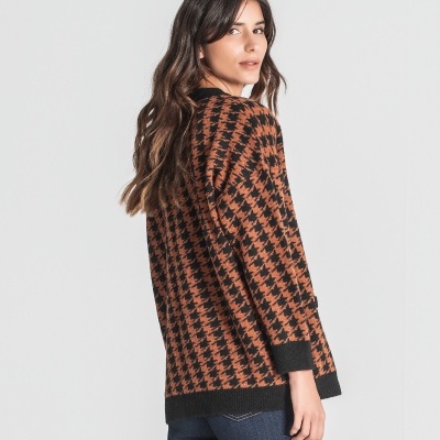 suéter padrão pied-de-poule castanho e preto com punhos e barra pretos