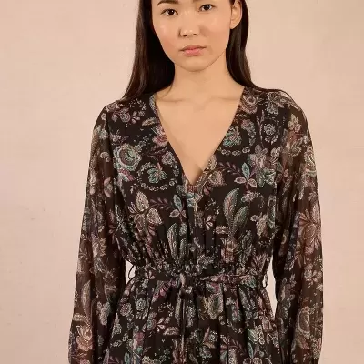 Vestido preto floral com manga comprida e gola em V