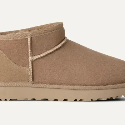 Bota baixa castanha de camurça com solado de borracha e etiqueta UGG