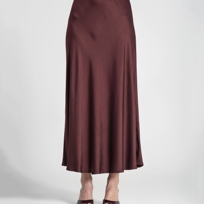 Saia longa vinho em tecido acetinado, corte fluido