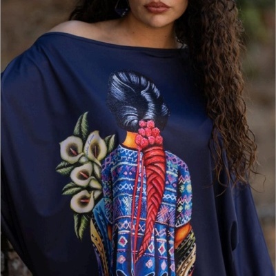 Camisola azul escura com estampa colorida de mulher tradicional de costas