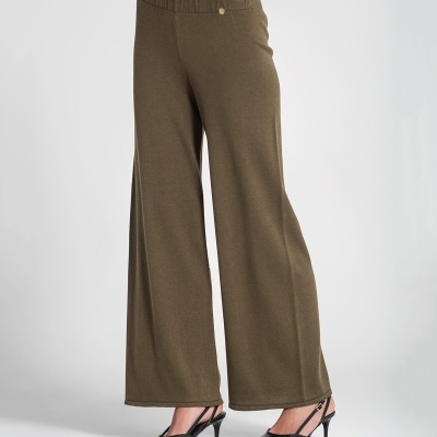 Calças largas castanhas com cintura elástica e botão dourado