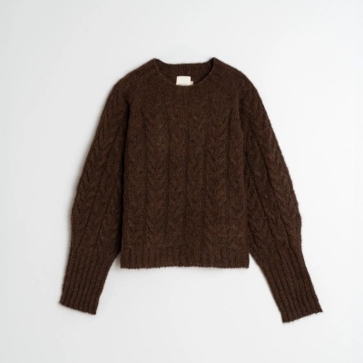 Camisola castanha de malha grossa com padrão de trança