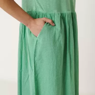 Vestido verde texturizado com bolso lateral e manga curta