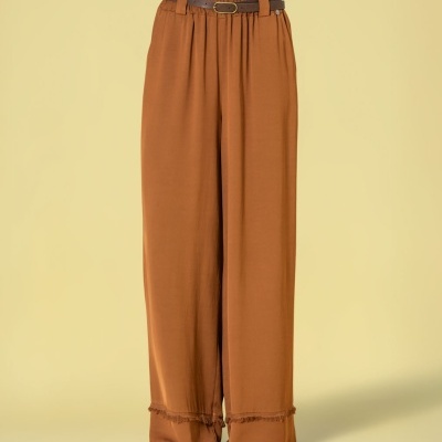 Calças largas castanhas com cinto castanho em pele e franjas na bainha