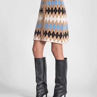 Saia de malha argyle bege azul branco preto com botões e botas pretas altas
