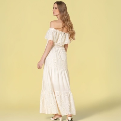 Vestido comprido branco com ombros descobertos e sapatos de salto