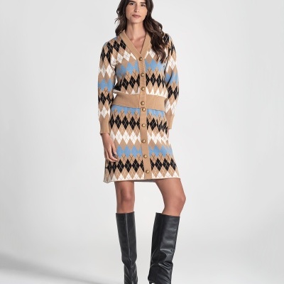 Vestido cardigan de malha com padrão argyle bege, azul, branco e preto, botão grande, botas pretas salto alto