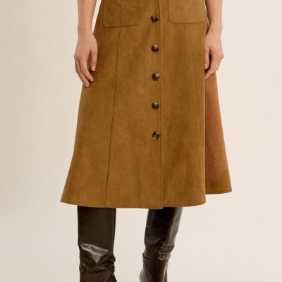 Saia midi castanha com botões e botas castanhas escuras.