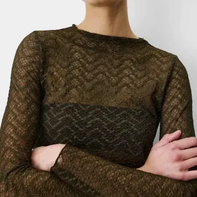 Blusa feminina de renda marrom com padrão zig-zag e mangas compridas