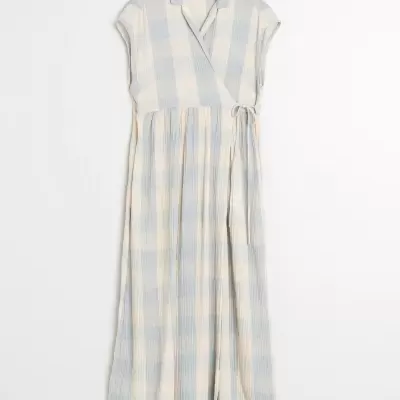 Vestido comprido xadrez azul claro e branco com laço na cintura