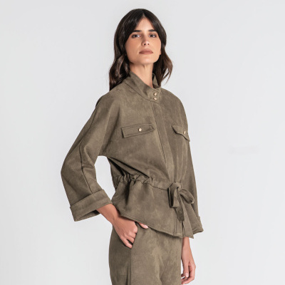 Conjunto feminino verde-oliva texturado composto por casaco e calças em fundo branco