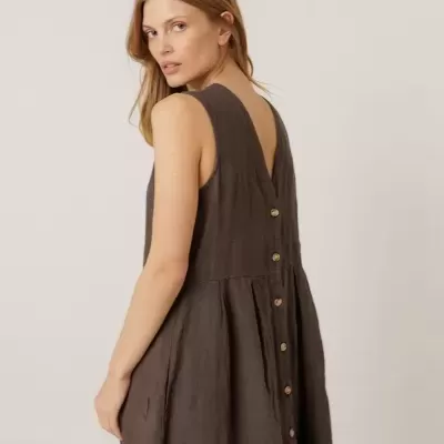 Vestido castanho escuro com botões nas costas e abertura em V