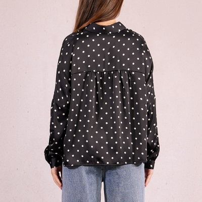 Camisa preta com bolinhas brancas vista de costas