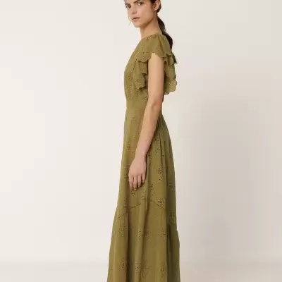 Vestido comprido verde-oliva com textura perfurada detalhada e sandálias castanhas