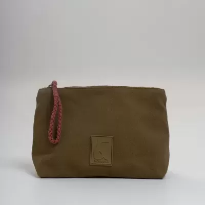 Bolsa retangular de tecido castanho com alça trançada rosa