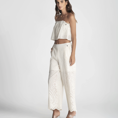 Conjunto feminino branco com top e calças perfuradas em estúdio