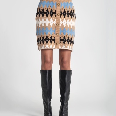 Saia de malha argyle bege azul branco preto com botões dourados e botas pretas cano alto
