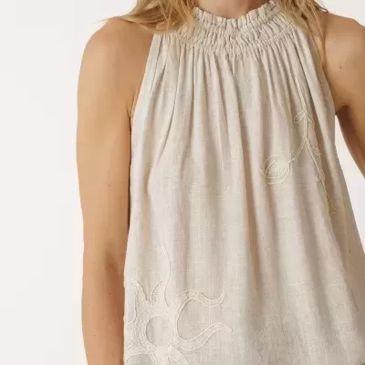 Top feminino cru de linho com gola franzida e bordados brancos