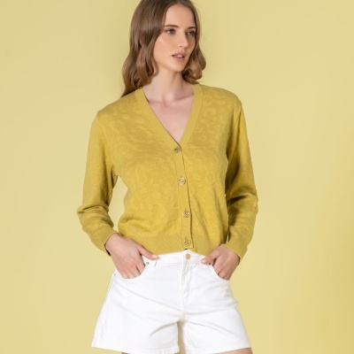 Cardigã amarelo com padrão floral subtil e calções brancos de ganga