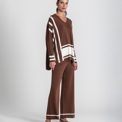 Conjunto feminino castanho de malha com riscas brancas e sapatos castanhos