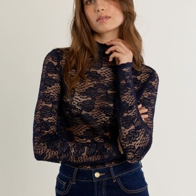 Blusa de renda preta feminina com padrão floral e gola alta