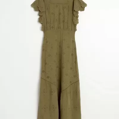 Vestido verde-oliva com padrão floral e mangas curtas com folhos