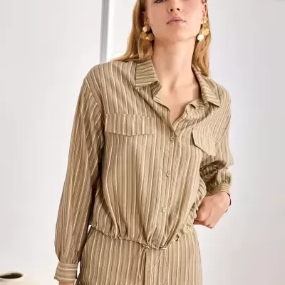 Conjunto de blusa e calças compridas às riscas bege e branco