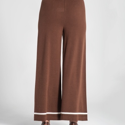 Calças castanhas com riscas brancas na barra vistas por trás