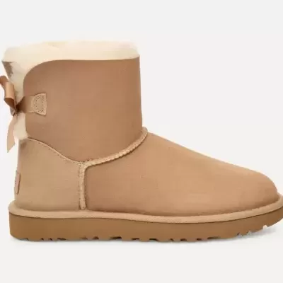 Bota de inverno bege em camurça com laço traseiro e interior forrado em pele sintética branca