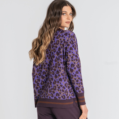 Casaco de malha com padrão animal print em roxo e castanho