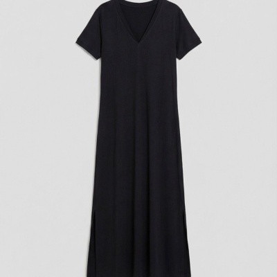 Vestido preto longo com manga curta e decote em V