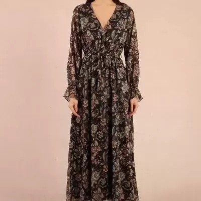 Vestido longo preto com padrão floral colorido