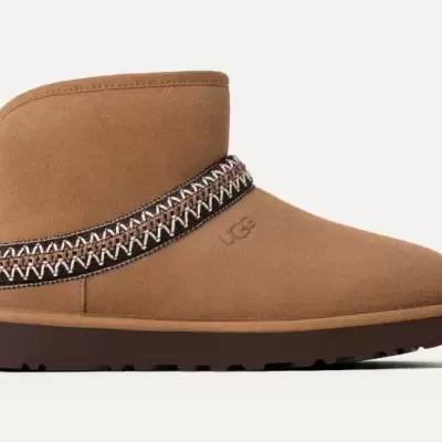 Bota bege em camurça com sola castanha e detalhe zig-zag