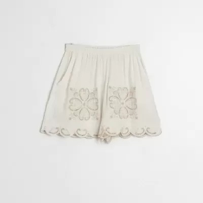 Calções femininos brancos com bordados e bainha ondulada