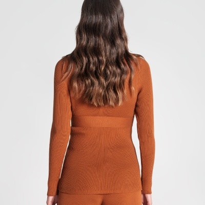 Top de malha castanho alaranjado visto de costas