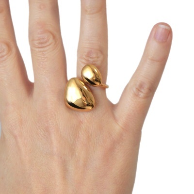 Anel feminino dourado com duas formas orgânicas em dedo