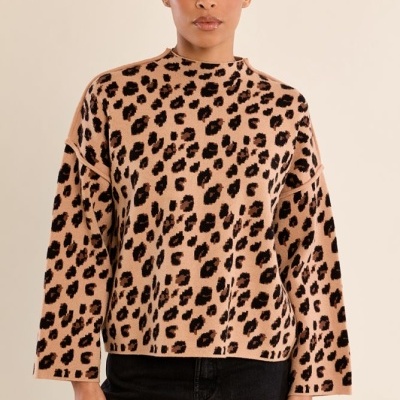 Camisola de animal print bege e preta com gola alta.